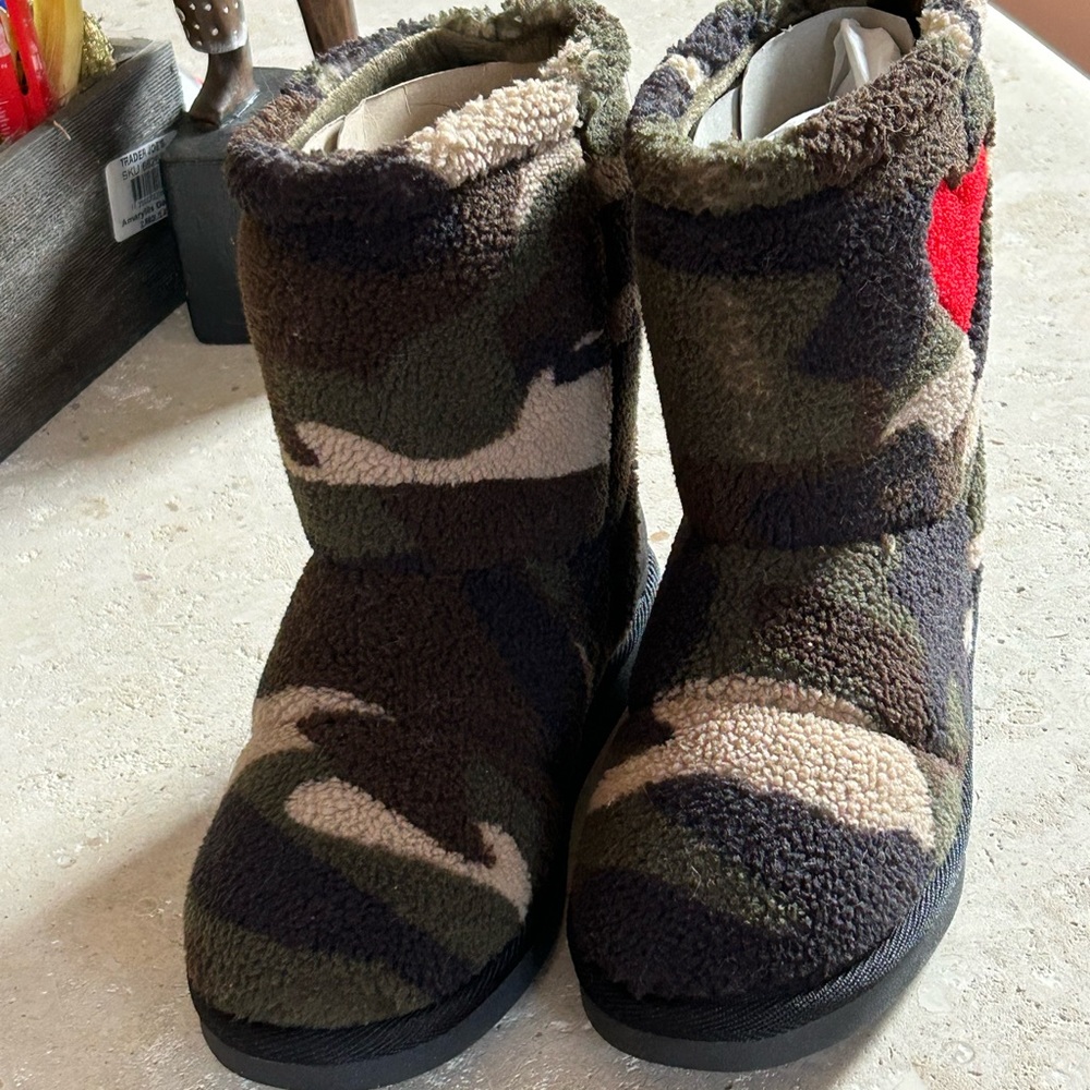 Brand new juicy couture short ugg style boots. Never worn still has stuffing